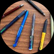 أقلام ومستلزمات الكتابة