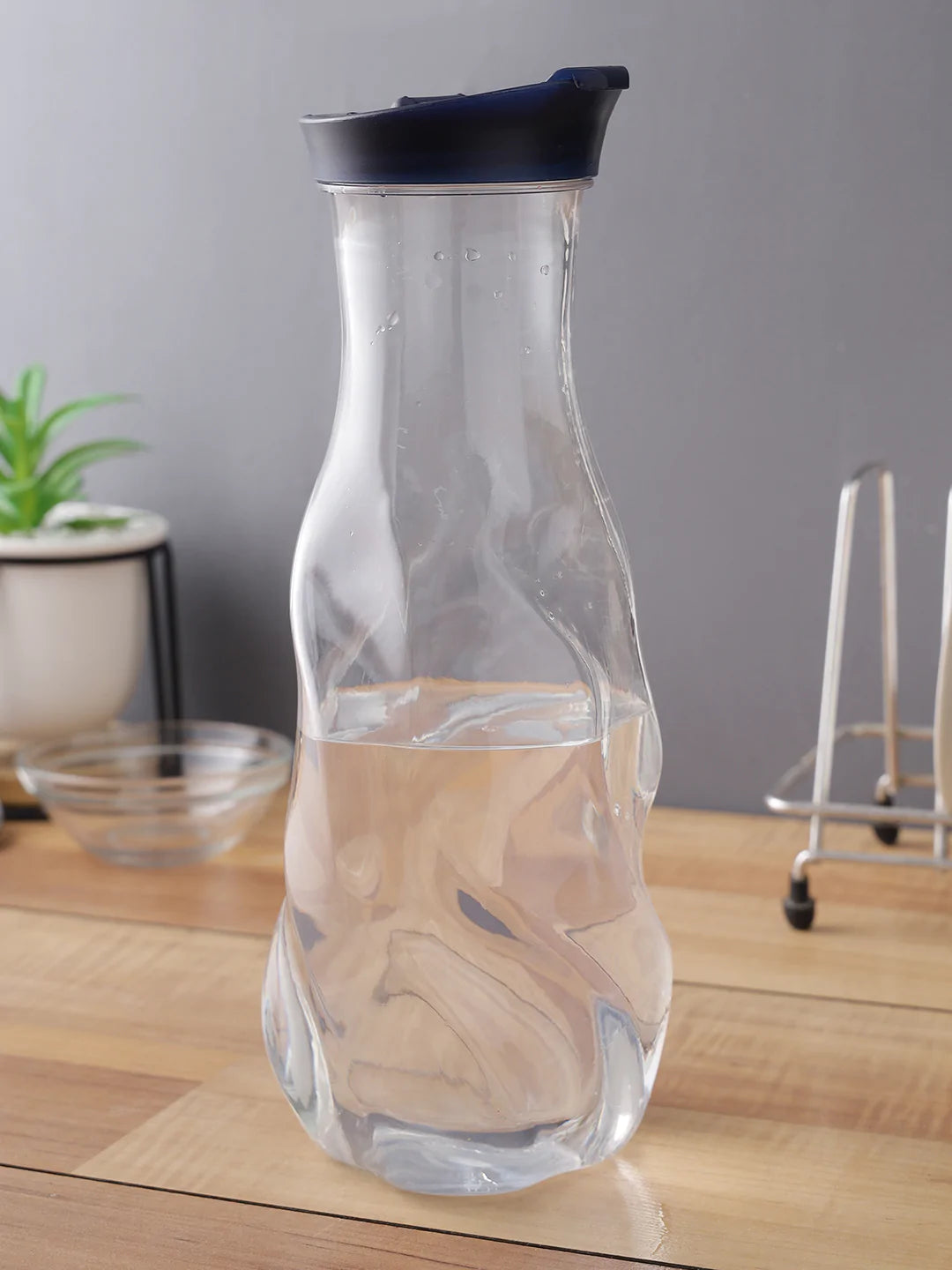 Water bottle with lid